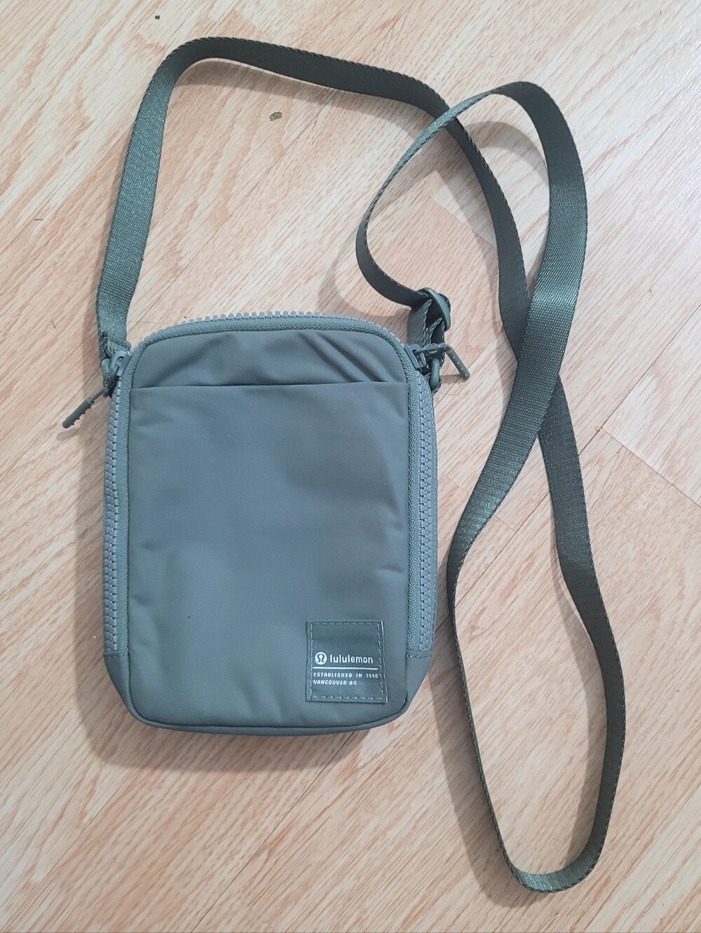 Nwot Lululemon Athletica $99 Easy Access Olive Green Crossbody Pouch 7x6